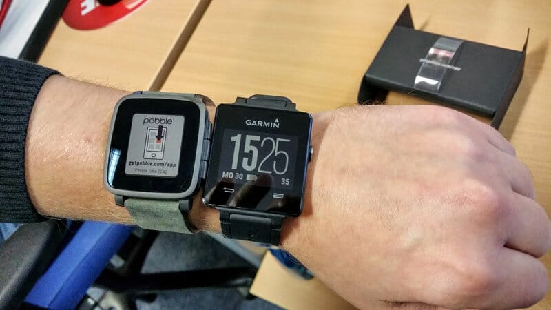 Pebble Time Steel vs Garmin vivoactive im Test