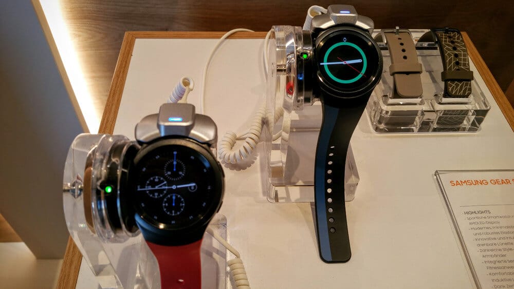 Samsung Gear S2 mit verschiedenen Watchfaces