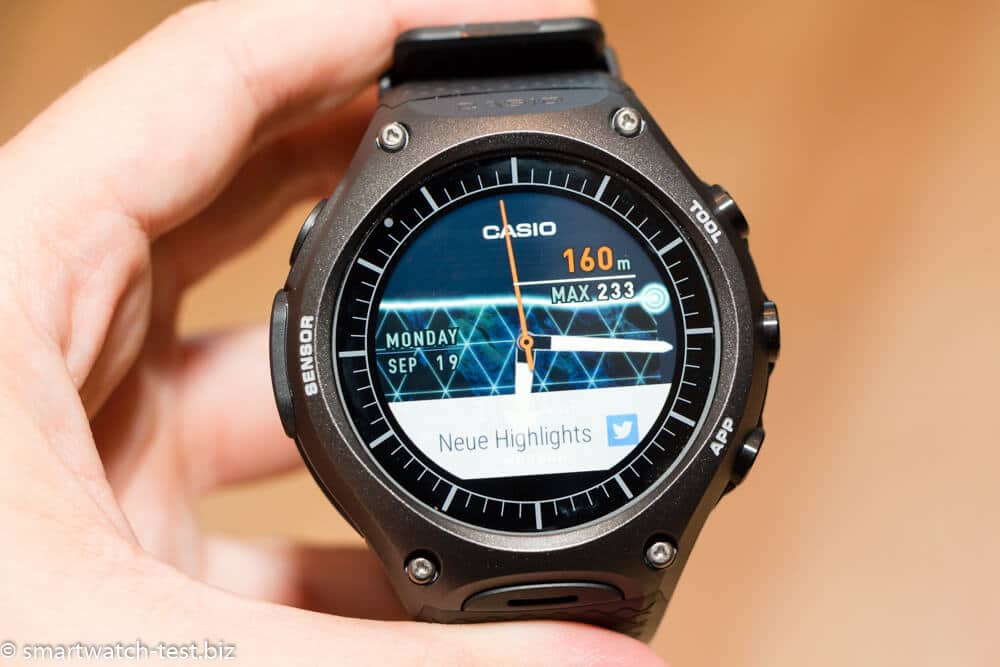 Casio Smartwatch von Vorne mit Casio Watchface