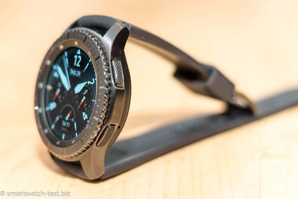 Samsung Gear S3 in der Seitenansicht