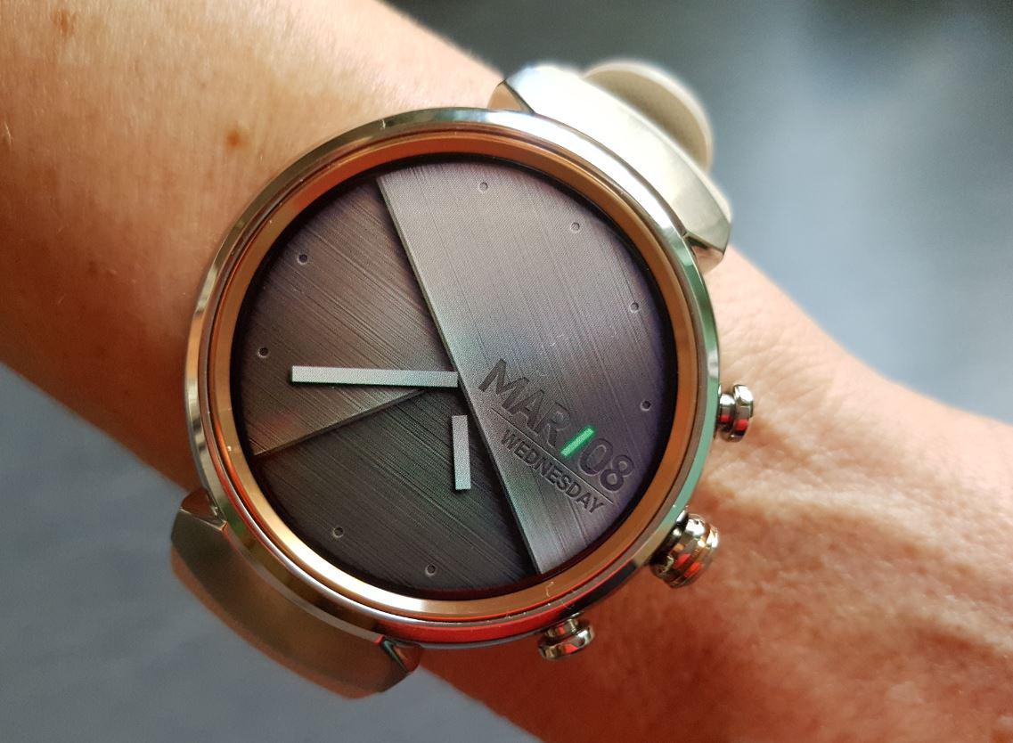 ASUS ZenWatch 3 am Handgelenk Smartwatch