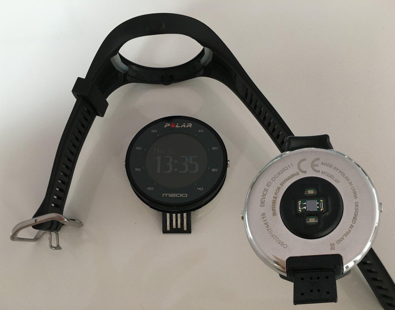 Polar M200 Armband, Tracker und Pulsmesser auf der Rückseite Polar M200 Armband, Tracker und Pulsmesser auf der Rückseite