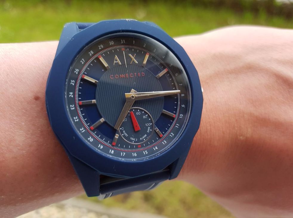 Armani Exchange Hybrid Smartwatch am Handgelenk Armani Exchange Hybrid Smartwatch am Handgelenk